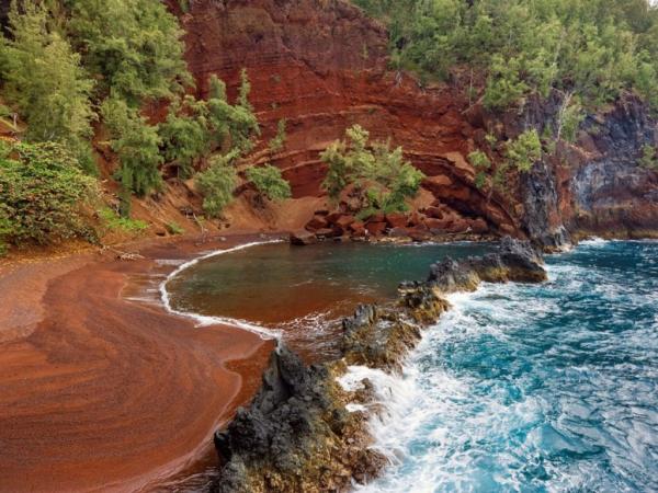 5. RED SAND BEACH, Мауи, ХавайИстината е, че на популярен остров като Мауи няма как да бъдете напълно сами. Ако нямате нищо против присъствието на няколко човека около вас, значи плажът с червения пясък е най-подходящото място за вас. До него се стига след два часа път с кола с много завои, а след това и разходка-спускане надолу по хлъзгав път. Червеният цвят на пясъка е вследствие на отдавна изригнал вулкан.Снимка: MONICA & MICHAEL SWEET