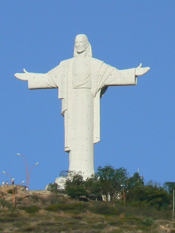 19. Christ of Peace в Боливия – височина: 34,2 метраСтатуята се намира на изток от град Кочабамба в Северна Боливия. За изграждането ѝ били необходими 10 година, като проектът бил завършен през 1997 година. Интересен факт е, че Christ of Peace не само е най-високата статуя на Исус в света, но и статуята, която се намира на най-високо морско равнище – 2840 метра. Също така този монумент е и най-тежкият – 2200 тона.Снимка: Sarah and Iain