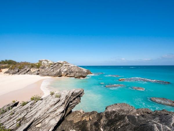3. STONEHOLE BEACH, БермудиМакар до този плаж да пътува обществен транспорт, той е сравнително малко посещаван от туристи. В края на плажната ивица има няколко варовикови скали, в които се разбиват високи вълни. Пясъкът има розови отенъци, а водата е кристално синя.Снимка: MICHAEL DEFREITAS