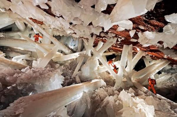 Кристалната пещера (Cave of Crystals) - Мексико, Снимка: mediadump.com"Пещерата на кристалите", е разположена в сребърна мина в пустинята Чиуауа, Мексико и за първи път е открита през 2000 година от двама братя-миньори. Бляскавите лъчи представляват образувания от калцив сулфат, който се е утаявал от подземните води, преминаващи през многото варовикови пещери в региона на Наика за хиляди години, вследствие на топлината, отделяна от магмата отдолу. Според най- новите изследвания кристалите са на възраст от 600 хиляди години и процесът на натрупването на калциев сулфат спира през 1985 година, когато работниците в мината източват водата с помощта на помпи.