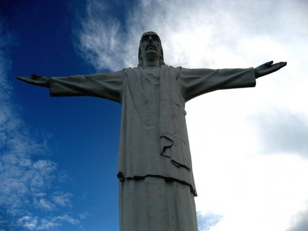 10. Christ the King в Колумбия – височина: 26 метраСтатуята е построена през 1953 година като символ на мир и сигурност за местните жители. Намира се на хълма Los Cristales, откъдето може да се насладите на панорамна гледка към града Cali. Изкачването до статуята е трудно, тъй като пътя е стръмен.Снимка: hectormesa