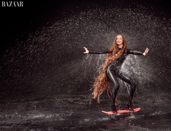 Дакота Джонсън е Афродита;  Снимка; Harper's Bazaar
