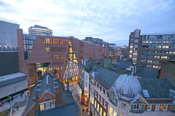 Снимка: architecturaldigest.comНовият корпус на Училището по икономика в Лондон (Saw Swee Hock Student Centre) е построено в ъгъла между старите сгради.
