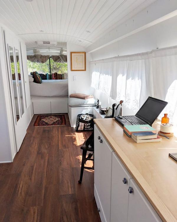 www.instagram.com/thebustinyhome/