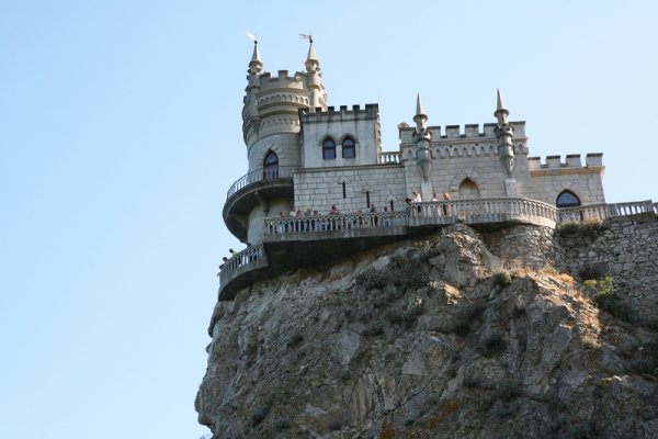 Swallow’s Nest—Crimea, Ukraine, Снимка: DreamstimeПостроен е от дърво през 19-ти век като частната резиденция (а според слухове любовно гнездо) на пенсиониран руски генерал. Този романтичен замък се намира на скала висока 130 фута, с изглед към Черно море.  През 1912 г. е превърнат в каменна структура от Baron von Steingel. Днес замъкът приютява италиански ресторант и се радва на постоянното присъствие на лястовици и бели чайки.