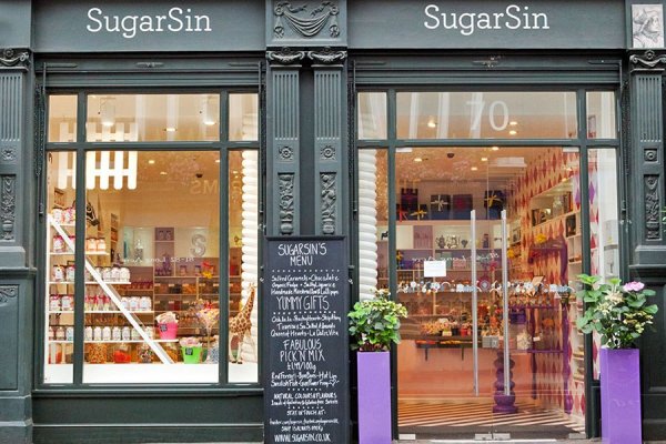 Снимка; architecturaldigest.com"SugarSin" в Лондон Това сякаш е любимата сладкарница на Пипи Дългото Чорапче. Чудатият, цветен бутик се намира в лондонския квартал Ковънт Гардън и е собственост на две сестри от Швеция.