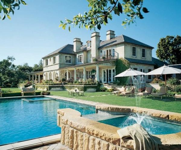 Снимка: architecturaldigest.comКъщата на актьора Роб Лоу и жена му Шерил се намира в южната част на Калифорния. „Тя е визуално пиршество", казва интериорният дизайнер Моник Лафиа. Имотът е разположен сред шест акра цитрусови насаждения и има изглед към океана и планините. Задната фасада е в неокласически архитектурен стил и е вдъхновена от любовта на Лоу към 18-ти век.