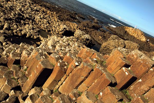 The Giant’s Causeway (Великанската пътека) е едно от най-ярките творения на природата. Уникалните скални образувания са се формирали на североизточния бряг на графско Антрим, Северна Ирландия. Мястото е създаден от вулкан, който изригнал в древни времена, но хората предпочитат да мислят, че е дело на великани. Снимка: Dreamstime