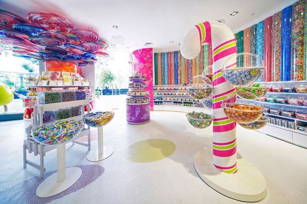 Снимка; architecturaldigest.com  "Candylicious" в Сингапур Този бутик е разположен на 900 квадратни метра. Магазинът предлага повече от 5000 различни продукти от известни марки като M & M и Хърши. 
