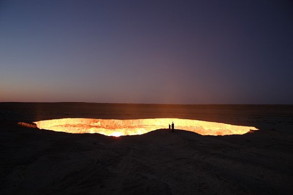 Кратерът Дарваза Газ (Darvaza Gas Crater) - ТуркменистанСнимка: listverse.comПрез 1971г. геолози открили огромни залежи на природен газ на това място в Туркменистан. Докато копаели дупката за да достигнат газта, пробиващата машина се срутила оставяйки гигантска дупка. За да предотвратят отровни газове да излязат на повърхността, дупката била оставена да гори. Тя продължава да гори и до ден днешен като въобще не е спирала досега.