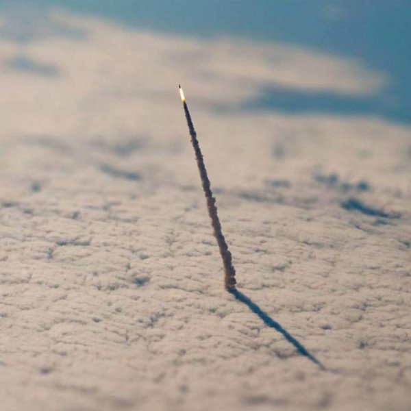 Това е снимка на НАСА, която е заснела космическа совалка, която напуска атмосферата. Снимка: Bored Panda