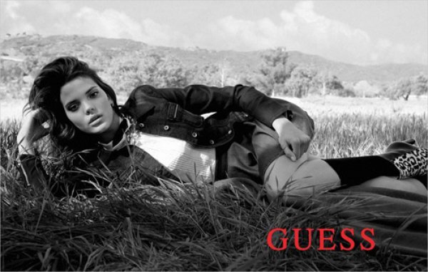 Снимка: Guess