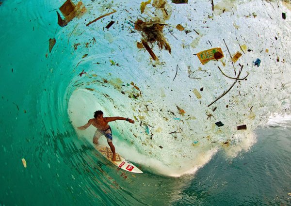 Сърфиране във вода, пълна с боклуци до остров Ява, Индонезия. Това е най-населеният остров в светаСнимка: Overdevelopment, Overpopulation, Overshoot