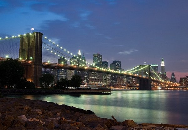 Снимка: Brooklyn Bridge, Ню ЙоркБруклинският мост е един от най-старите мостове в Съединените щати. Построен е през 1855 година от инженера Джон Рьоблинг, на който му отнело повече от 14 години, за да убеди града, че има нужда от мост над Ийст ривър. За времето си е бил най-дългият висящ мост в света. Днес, той е един от мостовете, по който минава  на най-голям трафик от автомобили.