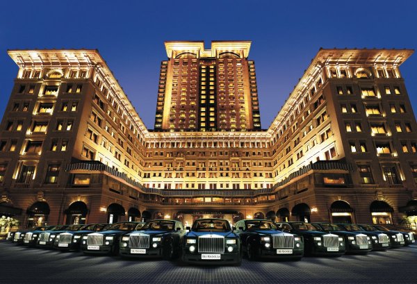 10. The Peninsula – Хонг КонгДжеймс Бонд посещава хонгконгския хотел през 1974 година по време на снимките на филма „Мъжът със златния пистолет“. Хотелът се намира близо до пристанището и предлага неповторима гледка особено вечер.Снимка: huffingtonpost.com