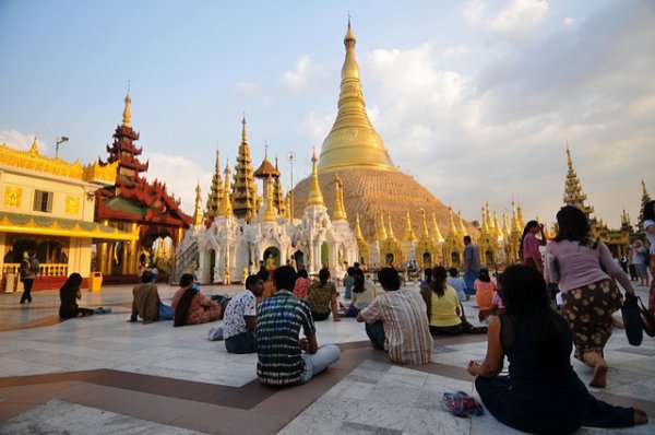 Снимка: bootsnall.com / Блестящият Shwedagon Paya - На възраст над 2500 години, Shwedgaon Paya е най-старата будистка пагода в света. В нея почиват мощите на последните четирима Буда. Това е най-свещенното място в Бирма.