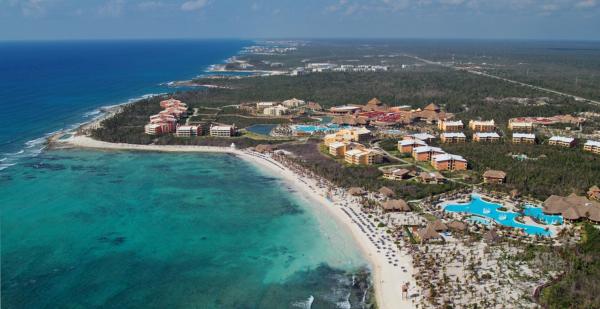 Grand Palladium Bavaro Resort & SPA (Плая Баваро, Доминиканска република)Кой е казал, че белите екзотични плажове на Карибските острови са само за влюбени двойки? Осмелете се да отидете сами на това райско кътче и няма да съжалявате. И как ще се разочаровате, след като ще бъдете глезени от пет-звездно обслужване и заобиколени от тюркоазени води, безкрайни плажове и екзотична растителност. Няма да имате нужда някой да ви държи ръката, тъй като тя ще е заета от неустоимо-вкусния коктейл в кокосов орех.Снимка: trivago.com