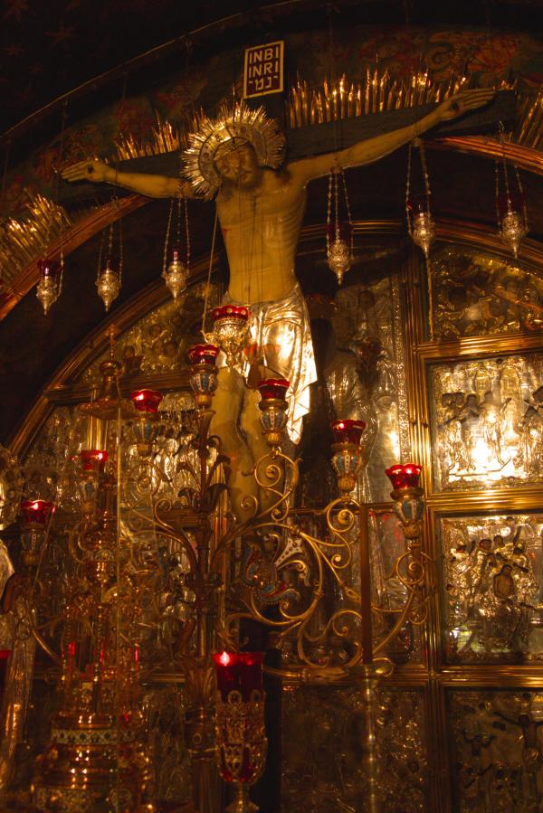 Снимка: DreamstimeGolgotha (Дворецът на черепа), ЙерусалимГолгота е древно място, разположено извън стените на Йерусалим от 1 век, на което се приема, че е разпънат Исус Христос, както и много осъдени от Римската империя престъпници. Има няколко теории за това как хълмът е получил името си: някои вярват, че е заради огромния брой скелети и черепи открити там, други твърдят, че в миналото възвишението по форма е наподобявало череп, а трети смятат, че то се е издигало над древно гробище, заради което е нормално да бъде кръстено така зловещо.Според изискванията на юдаизма, не е било позволени екзекуции да се извършват в рамките на града и се вярва, че римляните са се съобразявали с това. Ето защо предполагаемата локация на Голгота е непосредствено до стените на Йерусалим. Тъй като голяма част от градът през вековете е била многократно разрушавана и престроявана, точното място на библейският хълм е спорно. Основната теория е, че позицията му влиза в рамките на черквата Възнесение Христово, построена от император Константин. Според традицията това също така е и мястото, където е погребан първият мъж Адам. Независимо от мястото обаче, в историческите източници е документирано, че този хълм има страховита и плашеща история.