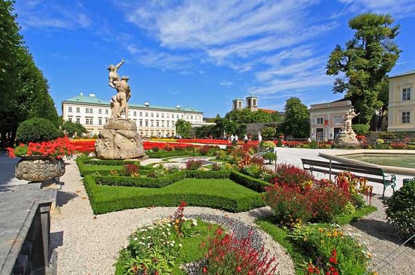 Снимка: travelbelles.comГрадините на двореца МирабелТе са една от най-големите атракции в Залцбург, Австрия. Смята се, че това е една от най-интересите европейски дестинации в бароков стил.