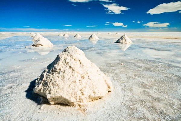Salar de Uyuni,БоливияСнимка: DreamstimeСалар е една от основните забележителности на Боливия – огромна солена пустиня в средата на Алтиплано. Тя е толкова равна, че фактически отразява слънцето като огледало. В нея има и няколко езера със странни цветове, заради минералите отложени в тях в този регион.Преди около 40 000 години областта е била част от езерото Минчин, гигантско праисторическо езеро. Когато то се пресушавало, се образували двете съвременни езера Poopó и Uru Uru и две големи солени пустини Салар де Коипаса и Салар де Уюн. Втората съдържа грубо 10 билиона тона сол, от които са добивани по-малко от 25 000 тона сол годишно.