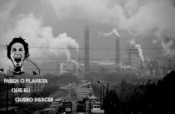 Снимка: caio antunesКубатао – Сао Пауло, БразилияГрадът Кубатао, се разпростира на площ от 142 кв. метра и е по-известен като „Долината на смъртта” заради опасните условия за живот. Замърсяването на въздуха тук е толкова голямо, че е довело до измирането на цели гори в околността и раждането на деца с вродени увреждания на органите.