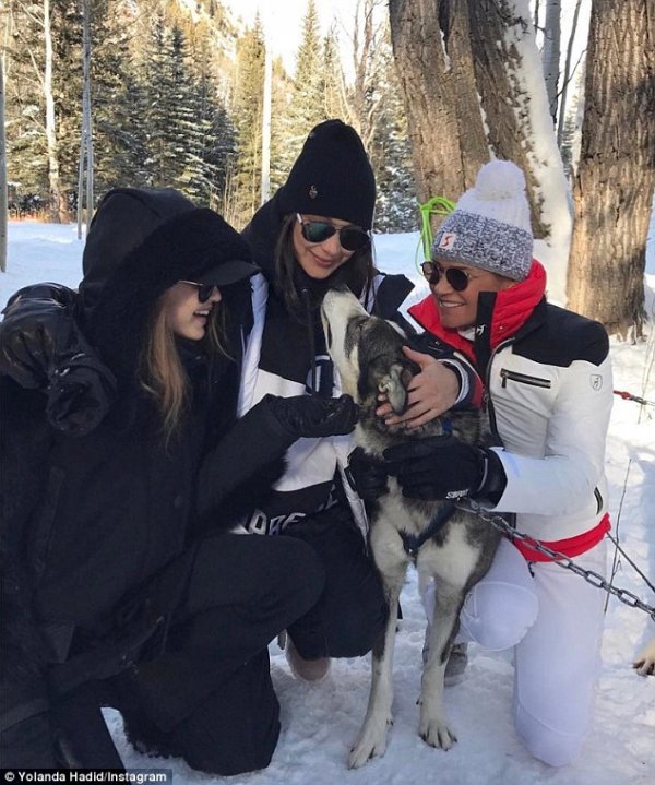 Бела и Джиджи Хадид с майка им Йоланда;  Снимка: Instagram
