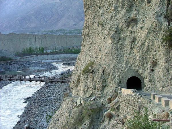 Снимка: weirdlyodd.comВисящият мост „Даниор“ на Гилгит, Пакистан (Danyore Suspension Bridge of Gilgit, Pakistan)Този висящ мост позволява на моторни превозни средства да преминават над реката Хунза. Вероятно преживяването е доста плашещо, като се има предвид, че дървеният мост е толкова стар, че  може да рухне всеки един момент. Мостът води до един много тесен, тъмен и страшен тунел, в който има място само за един автомобил и то, ако не е прекалено обемен.