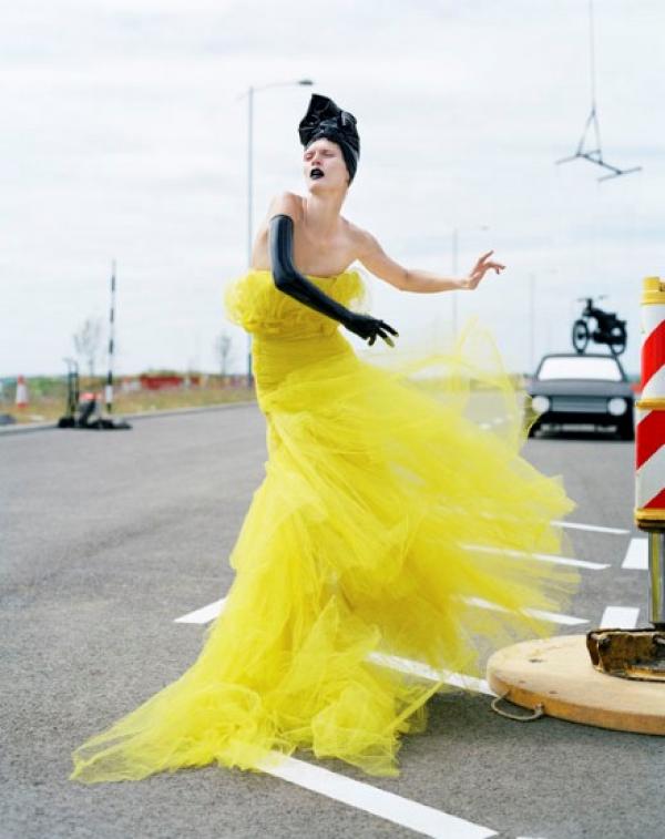Плаваща Малгосия БелаМода: Givenchy Couture, снимки: Cambridgeshire, 2010„Това е илюстрация на уникалната способност на модела да анимира себе си в замръзнала поза. Малгосия се насили да изглежда сякаш се колебае. Краката са с много високи токчета, но са скрити от тюла. Снимахме на магистрала, която е в процес на изграждане и затова не позволиха да работим там един уикенд. Тази снимка се превърна в любима моя”.Снимка: fashion.telegraph.co.uk