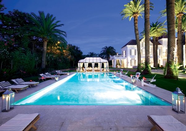 Шато "Сен Тропе", Франция (Chateau St. Tropez in St. Tropez, France); Снимка: smashingtops.comТози луксозен имот е съвкупност от две просторни вили, доставящи истински комфорт и наслада на своите гости. Шатото е най-бляскавата къща в сърцето на Сен Тропе. Отопляем плувен басейн, меки шезлонги, външен бар, камина на газ, маслинови и палмови дървета и персонал от най-висока класа са само част от екстрите тук. Цените започват от 30 хиляди евро на седмица.