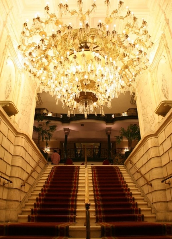 6. Gran Hotel Ciudad de Mexico – Мексико сити, МексикоПрез 1989 година Тимъни Далтън посещава хотела, за да заснеме сцени от филма „Упълномощен да убива“. Това е първото място извън Великобритания, на което се снима „Джеймс Бонд“. Gran Hotel Ciudad de Mexico е построен през 19-ти век и показва най-доброто от мексиканската колониална архитектура. От терасите на хотела се открива невероятна гледка към историческия център на Мексико сити.Снимка: huffingtonpost.com