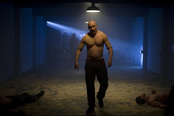 Том Харди качва 19 кг. за ролята си в "Bronson"; Снимка; outnow.ch