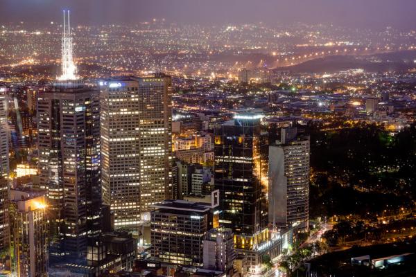 Снимка: flickr.com"Eureka Tower Skydeck" се намира в Мелбърн, Австралия в един от най-впечатляващите небостъргачи. Подобно на много други сгради, с такава височина, и тук има палуба за наблюдение, която осигурява невероятна гледка от близо 300 метра над Мелбърн. Мястото не е за хора със слаби сърца!