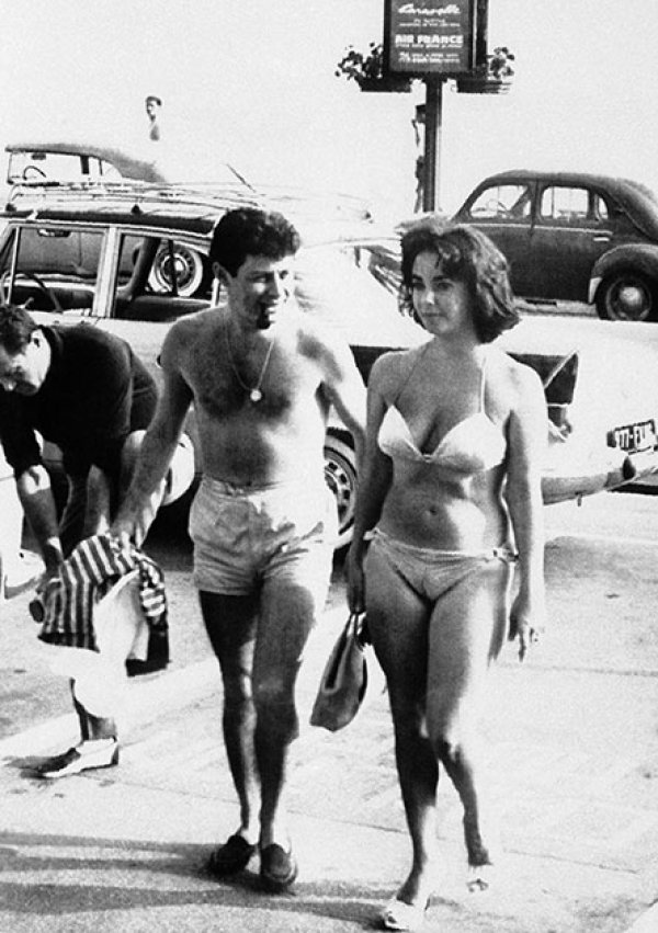 Певецът Еди Фишър с Елизабет Тейлър в Кан през 1959 г. Снимка: AP
