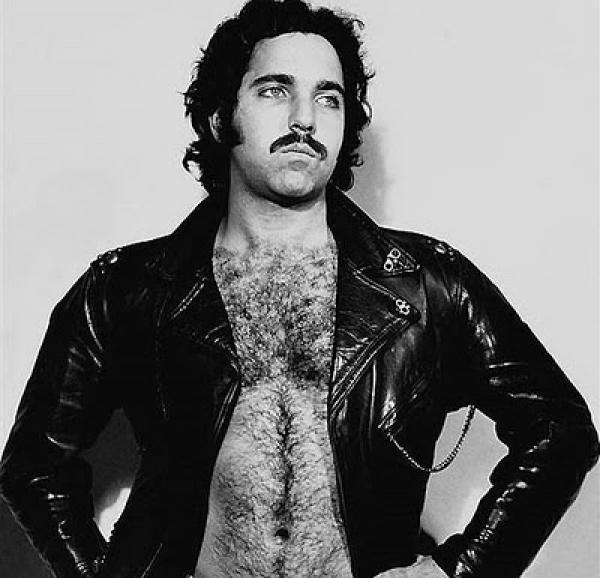 Рон Джереми (Ron Jeremy)...Едва ли ще се намери порно любител, който да не е чувал за "таралежа" Рон Джереми, или най-известният порно актьор на всички времена. Само ще споменем, че той печели популярността си благодарение на огромния си...талант и на това, че може да практикува автофелацио. Голям талант, наистина! Снимка: Young Ron Jeremy Fan Base