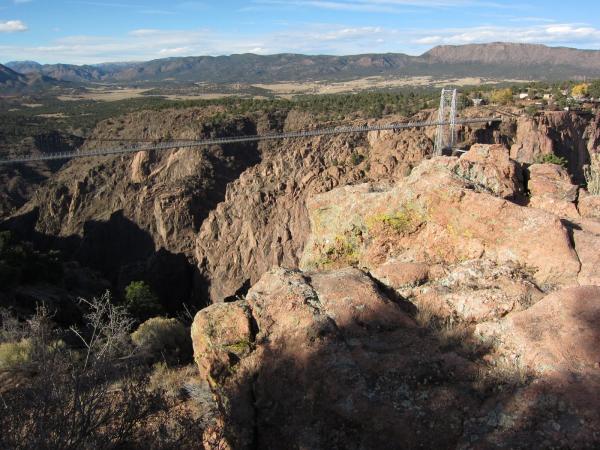Снимка: weirdlyodd.comМостът „Роял Джордж“ в Колорадо, САЩ (Royal Gorge Bridge in Colorado, US)Този мост се води за най-големият висящ мост в света. Неговото  изграждане започва на 5 юни 1929 година, а сумата похарчена за построяването му е 350 хиляди долара. Мостът е висок 321 метра над земята и може да издържи товар от 1500 тона. Хубавото е, че за него се полагат сериозни грижи и всяка година се подменят около 250 от дъските му. Той е една от най-посещаваните туристически атракции в щата Колорадо.