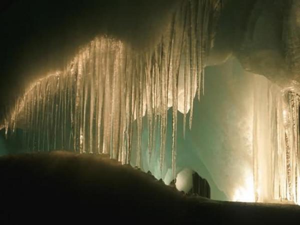 Айсризенвелт (Eisriesenwelt Ice Caves)- Австрия, Снимка: mediadump.comАйсризенвелт е естествена ледена пещера, разположена във Верфен, на около 40 км южно от Залцбург. Тя е най-големият леден лабиринт в света, простиращ се на повече от 42 километра и посещаван от около 200 хиляди туристи всяка година. Отворена е от май до октомври. Входът е незабележима дупка в огромна скала на височина 1640 м. Галериите са покрити с 20 м дебел лед и са декорирани с ледени сталактити, сталагмити, куполи и водопади.
