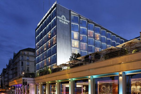 Снимка:geneve.theperfecthotels.com„Президент Уилсън“ (President Wilson), Женева- 33 хиляди долара на нощТози стар хотел беше напълно реновиран през 2010 година и оттогава е сред най-скъпите хотели в света. „Президент Уилсън“ е несравним с това, че се намира в сърцето на Женева. Този изключително елегантен хотел предлага ексклузивни привилегии на своите гости, както и кухня и обстановка от най-висока класа и очарователна разходка из кристалните води на женевското езеро.