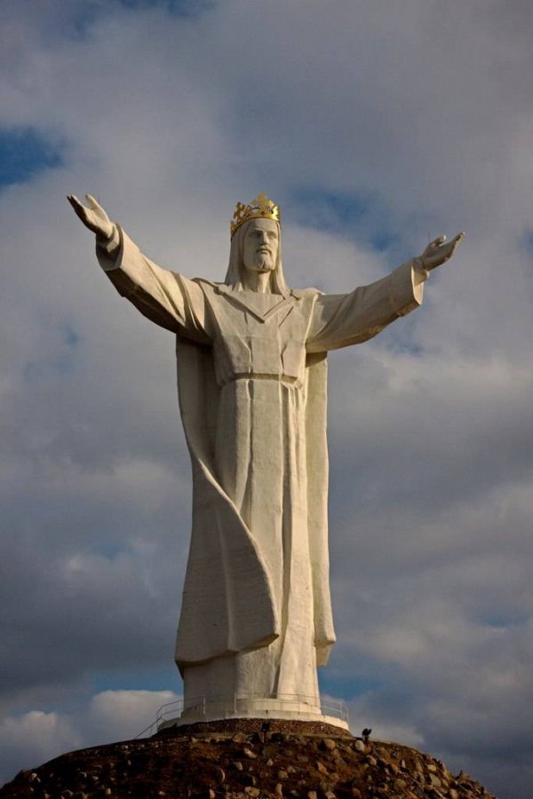 18. Christ the King в Полша – височина: 33 метраТази статуя на Исус е най-високата в света, ако се брои короната му. Проектът е завършен през 2010 година, като дотогава е ръководен от пенсиониран свещеник. Височината на статуята символизира годините, когато се смята, че Исус е умрял. За изграждането на Christ the King са използвани местни средства, но и дарения от цял свят.Снимка: Mirkok_1980