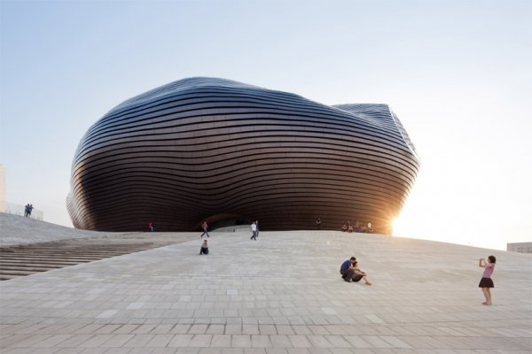 Музей „Ордос” от MAD Архитекти (Ordos Museum by MAD Architects) - завършенИнформация за проекта:Местоположение: Ордос, Китай Тип: Музей Площ: 27760 кв.м Застроена площ: 41 227 кв.мСнимка: designboom.com