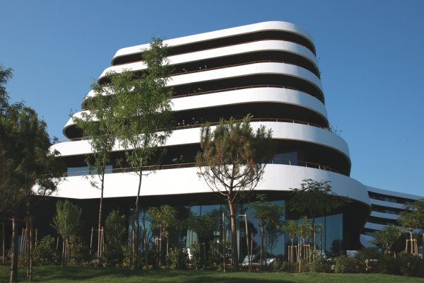 Снимка: adelto.co.ukХотел „Осамотен"- Ровиня, Хърватска„Hotel Lone" се плъзга на блестящите сини вълни на Адриатическото крайбрежие и развълнувано си шепне с брега. Интериорът на хотела се плиска между минималистичния стил и структура, наподобяваща на луксозен презокеански лайнер. Дизайнерският хотел в обзаведен с много стъкло и огледални стени, както и различни арт инсталации на хърватски и международни творци.