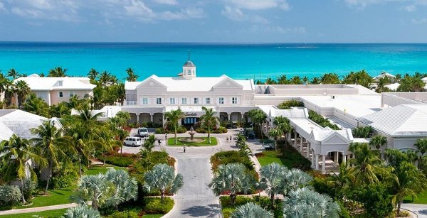 7. Най-добрият ол инклузив хотел: Sandals Emerald Bay, БахамиНовият хотел вдига летвата на концепцията „ол инклузив“ с повече удобства. Няма допълнителни такси за дейности като голф, гмуркания, фитнес упражнения с инструктор, както и използване на каяците и тенис кортовете на хотела. Също така посетителите имат на разположение личен иконом, който ще отговаря за тяхното удобство 7 дни през седмицата, 24 часа в денонощието.Снимка: Sandals