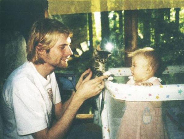 26-годишният Кърт Кобейн показва котенце на дъщеря си Франсис, 1993. Снимка: Faccebook