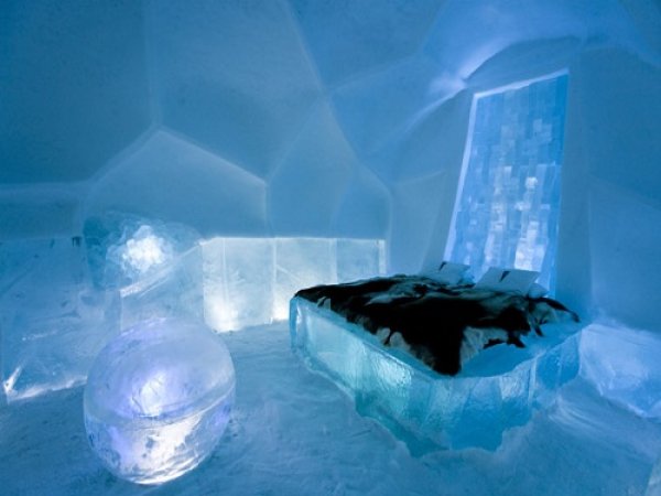 5. Ice Hotel – ШвецияХотелът обхваща повече от 30 000 квадратни метра и за изграждането му са били използвани около десет хиляди тона лед от река Торне и трийсет хиляди тона сняг. Това е един от „топлите“ ледени хотели в света, където гостите му могат да очакват температурите да бъдат между 5 и 8 градуса по Целзий. Спалните са от ледени блокове и покрити с кожа. В общите части има леден бар и леден диван. Хотелът има отлична туристическа програма и много забавни зимни дейности. За най-смелите – има леден басейн.Снимка: travelvivi.com