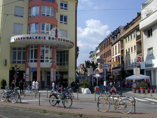 Leipziger StraßeРазположена в сърцето на студентския район Бокенхайм, улица  Leipziger  предлага цветна и мултикултурна смес от малки магазини. В нея ще намерите специализирани магазинчета, предлагащи бижута и аксесоари, създадени от млади дизайнери;  магазини за езотерични книги и за дребни сувенири. Някои магазини са разположени в задните дворове на къщите – като магазин за печене на кафе или за продажба на вино.Всичко, което се предлага на тази улица, е автентично и е добър избор за неповторим подарък на скъп човек.Снимка: bockenheim-aktiv.de