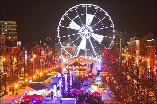 7. Белгия - Brussels Baubles (30-ти ноември – 6-ти януари)Коледният пазар се простира на повече от 2 километра и е осеян със стотици приказни дървени хижи и атракции. Пазарът в Брюксел предлага на своите посетители греяно вино, гурме храна, шоколад и много други. Да не забравяме огромното виенско колело, открита ледена пързалка и зашеметяваща коледна елха.Снимка: adelto.co.uk