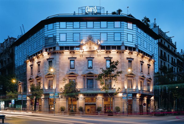 5. Hotel ClarisХотелът, бивша резиденция от 19-ти век,  има превъзходно местоположение и над 400 екземпляра на изкуството. Всяка от 142-те стаи е декорирана с оригинални предмети в римски, египетски и индуски стил. Любовта към изкуството идва от собственика на хотела – запален колекционер и собственик на музей. Хотелът има ресторант на покрива, а дизайнът на стаите може да бъде наистина различен.Снимка: easytobook.com
