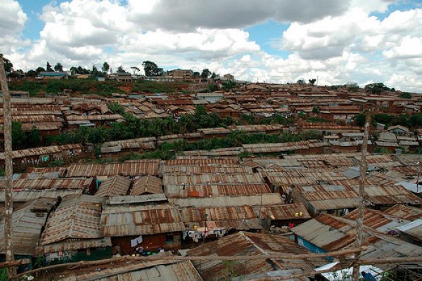 Снимка: alongthewayКибера – Найроби, КенияКибера, което се превежда като „гора” е дом на 1 000 000 души, живеещи върху планина от боклуци. Това е най-голямото гето в цяла Африка и по-голямата част от жителите му са нелегално пребиваващи и се приютяват в колиби със стени от кал, собственост на наемодатели, които са напуснали гетото, много често по 8-9 души в една.