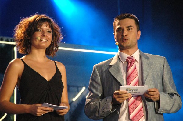 "Бургас и морето", 2006 г., Водещите Александра Сърчаджиева и Георги Любенов. Снимка: Булфото  