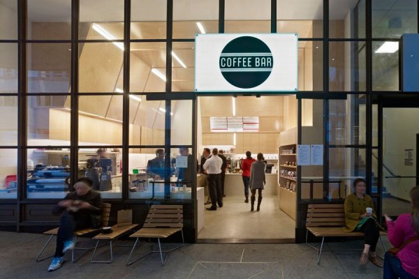 Снимка: architecturaldigest.comCoffee Bar, Сан ФранцискоТова заведение се намира в оживения финансов район на града. Концепцията на интериора му е дело на архитектурната фирма „Jones|Haydu“. Осветени панели от кленово дърво се смесват с подове от полиран бетон и плотове от гранитогрес.