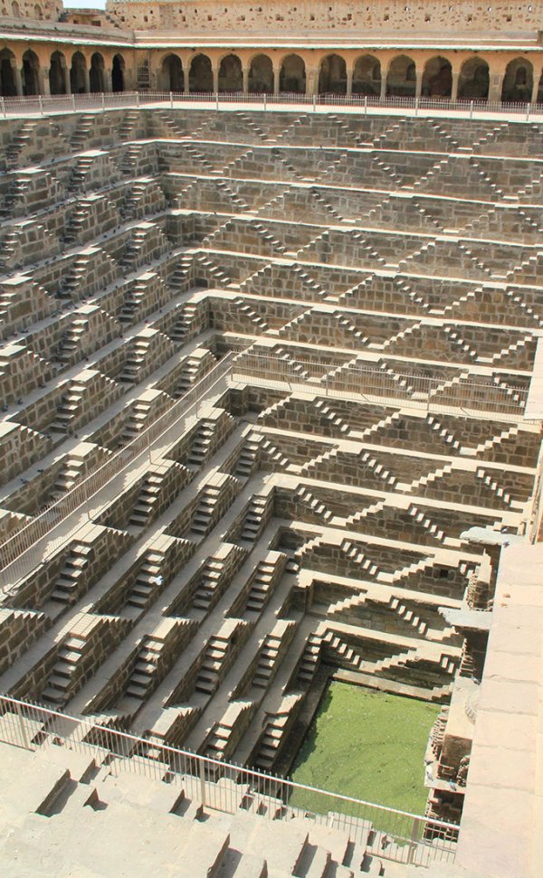 Снимка: bldgblog.blogspot.comChand Baori, Abhaneri, ИндияВ това малко селце извън град Джайпур има множество кладенци за събиране на дъждовна вода. Chand Baori е един от най-дълбоките и най-големият от тези кладенци, с около 3500 стъпала, които се спускат на дълбоко. Съоръжението датира от около девети век и се намира в предната част на средновековната крепост Harshat Маtа.